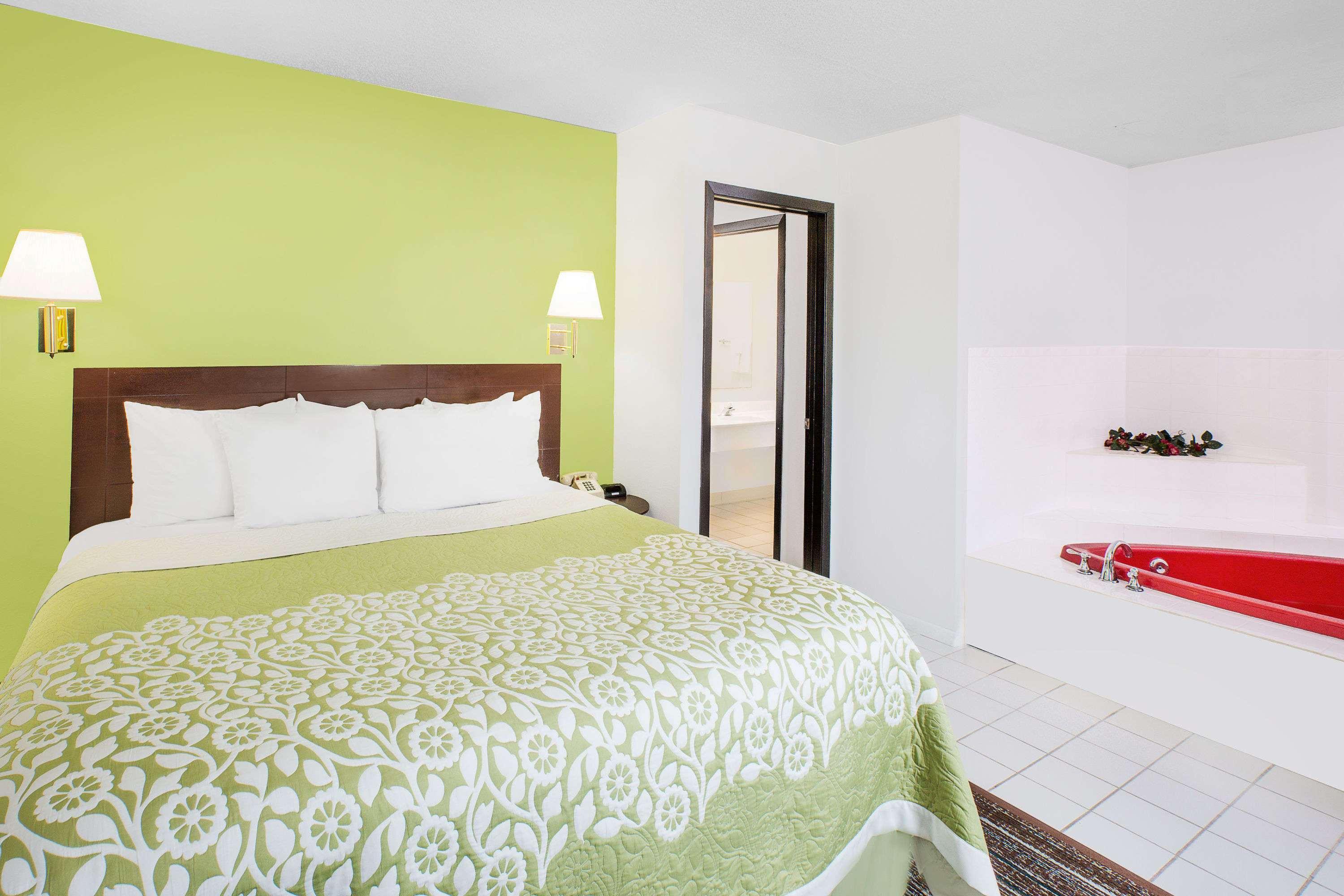 Days Inn By Wyndham יורק מראה חיצוני תמונה