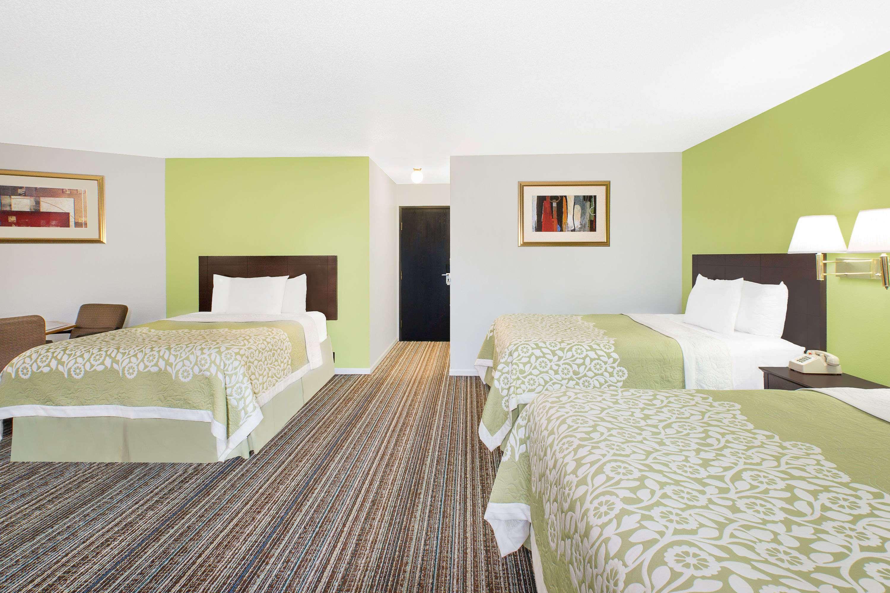 Days Inn By Wyndham יורק מראה חיצוני תמונה
